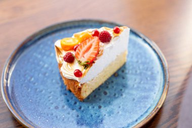 İnek kremi, donmuş meyve ve böğürtlenden yapılmış taze diyet tatlısı. Fırında pişmiş turta. konsept tatlıdır.