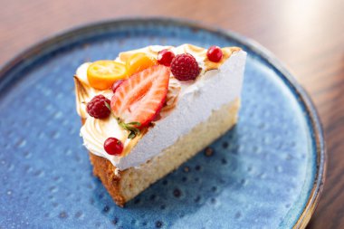 İnek kremi, donmuş meyve ve böğürtlenden yapılmış taze diyet tatlısı. Fırında pişmiş turta. konsept tatlıdır.