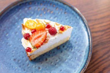 İnek kremi, donmuş meyve ve böğürtlenden yapılmış taze diyet tatlısı. Fırında pişmiş turta. konsept tatlıdır.