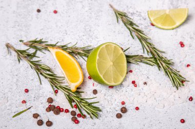 Sebze aperatifleri, çiğ yiyecekler ve fırında et. Menü konsepti için ürün servisi.