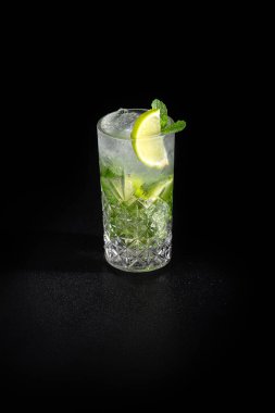 Aperitif narenciye dilimlerinden yapılan ferahlatıcı bir limonata karışımıdır. Şerbetli, gazlı ve buzlu içecek..