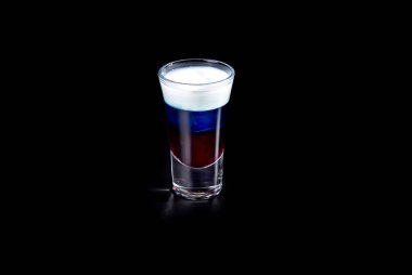 Aperitif narenciye dilimlerinden yapılan ferahlatıcı bir limonata karışımıdır. Şerbetli, gazlı ve buzlu içecek..
