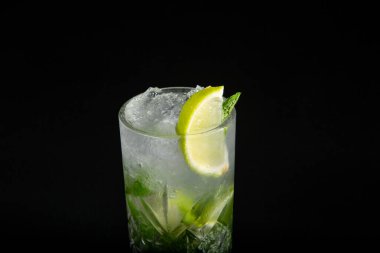 Aperitif narenciye dilimlerinden yapılan ferahlatıcı bir limonata karışımıdır. Şerbetli, gazlı ve buzlu içecek..