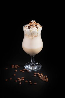 Aperitif narenciye dilimlerinden yapılan ferahlatıcı bir limonata karışımıdır. Şerbetli, gazlı ve buzlu içecek..