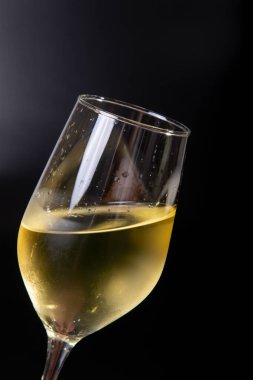 Aperitif narenciye dilimlerinden yapılan ferahlatıcı bir limonata karışımıdır. Şerbetli, gazlı ve buzlu içecek..