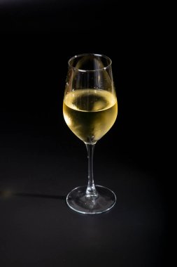 Aperitif narenciye dilimlerinden yapılan ferahlatıcı bir limonata karışımıdır. Şerbetli, gazlı ve buzlu içecek..