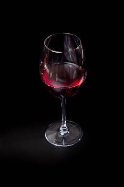 Aperitif narenciye dilimlerinden yapılan ferahlatıcı bir limonata karışımıdır. Şerbetli, gazlı ve buzlu içecek..