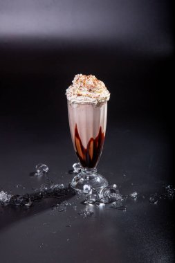 Aperitif narenciye dilimlerinden yapılan ferahlatıcı bir limonata karışımıdır. Şerbetli, gazlı ve buzlu içecek..