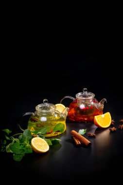 Çeşitli yaprak çeşitlerinden siyah ve yeşil çay ile çaydanlık. Turunçgil meyveli çay içeceğiz. konsept çay seremonisidir.