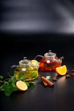 Çeşitli yaprak çeşitlerinden siyah ve yeşil çay ile çaydanlık. Turunçgil meyveli çay içeceğiz. konsept çay seremonisidir.