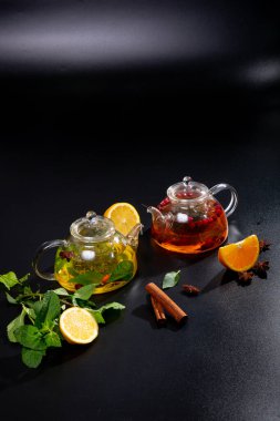 Çeşitli yaprak çeşitlerinden siyah ve yeşil çay ile çaydanlık. Turunçgil meyveli çay içeceğiz. konsept çay seremonisidir.