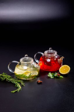 Çeşitli yaprak çeşitlerinden siyah ve yeşil çay ile çaydanlık. Turunçgil meyveli çay içeceğiz. konsept çay seremonisidir.