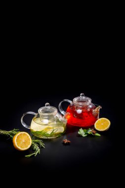 Çeşitli yaprak çeşitlerinden siyah ve yeşil çay ile çaydanlık. Turunçgil meyveli çay içeceğiz. konsept çay seremonisidir.