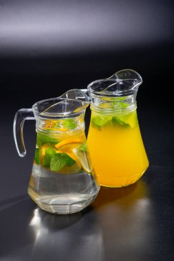 Çeşitli yaprak çeşitlerinden siyah ve yeşil çay ile çaydanlık. Turunçgil meyveli çay içeceğiz. konsept çay seremonisidir.