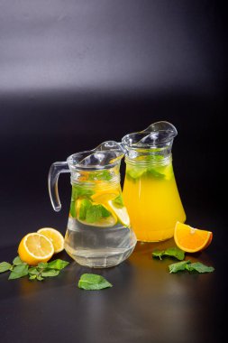 Çeşitli yaprak çeşitlerinden siyah ve yeşil çay ile çaydanlık. Turunçgil meyveli çay içeceğiz. konsept çay seremonisidir.