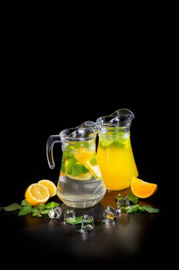 Çeşitli yaprak çeşitlerinden siyah ve yeşil çay ile çaydanlık. Turunçgil meyveli çay içeceğiz. konsept çay seremonisidir.