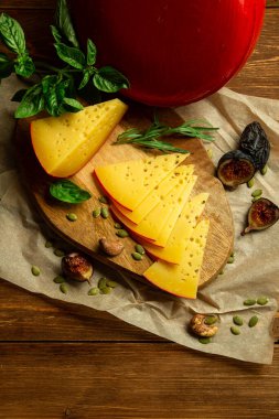 Dilimlenmiş peynirin farklı türleri: sert, olgun, küflü peynir. Meyve, üzüm ve incir dilimlenmiş peynir. konsept peynir el işi üretimi.