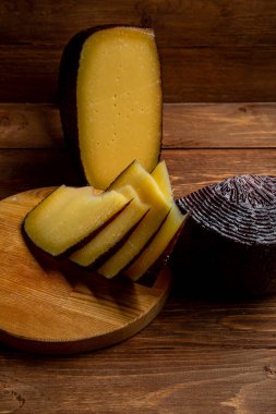 Dilimlenmiş peynirin farklı türleri: sert, olgun, küflü peynir. Meyve, üzüm ve incir dilimlenmiş peynir. konsept peynir el işi üretimi.