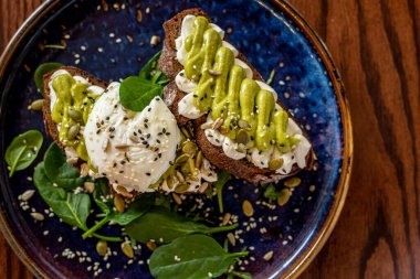 Mevsimlik sebzelerden oluşan Avrupa Akdeniz salatası. Domates salatası, salatalık ve zeytinyağlı taze otlar. Kavram menüsü