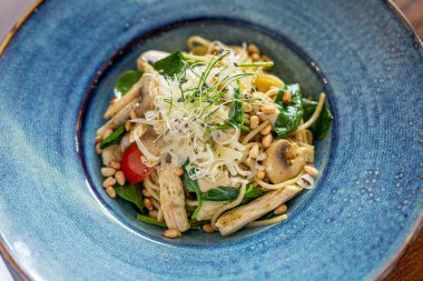Mevsimlik sebzelerden oluşan Avrupa Akdeniz salatası. Domates salatası, salatalık ve zeytinyağlı taze otlar. Kavram menüsü
