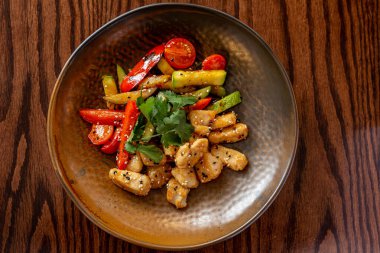 Mevsimlik sebzelerden oluşan Avrupa Akdeniz salatası. Domates salatası, salatalık ve zeytinyağlı taze otlar. Kavram menüsü