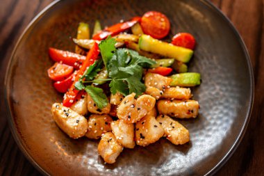 Mevsimlik sebzelerden oluşan Avrupa Akdeniz salatası. Domates salatası, salatalık ve zeytinyağlı taze otlar. Kavram menüsü