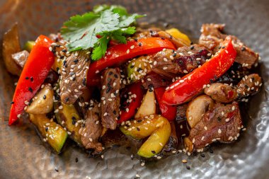 Mevsimlik sebzelerden oluşan Avrupa Akdeniz salatası. Domates salatası, salatalık ve zeytinyağlı taze otlar. Kavram menüsü