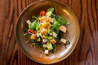 Mevsimlik sebzelerden oluşan Avrupa Akdeniz salatası. Domates salatası, salatalık ve zeytinyağlı taze otlar. Kavram menüsü