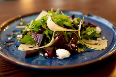 Mevsimlik sebzelerden oluşan Avrupa Akdeniz salatası. Domates salatası, salatalık ve zeytinyağlı taze otlar. Kavram menüsü