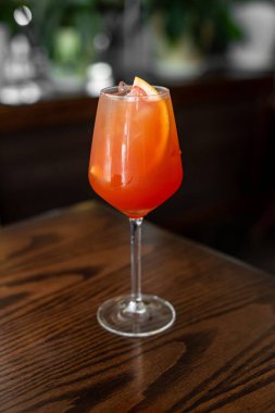 Aperitif narenciye dilimlerinden yapılan ferahlatıcı bir limonata karışımıdır. Şerbetli, gazlı ve buzlu içecek..