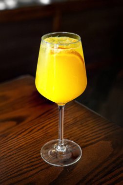 Aperitif narenciye dilimlerinden yapılan ferahlatıcı bir limonata karışımıdır. Şerbetli, gazlı ve buzlu içecek..