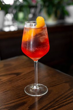 Aperitif narenciye dilimlerinden yapılan ferahlatıcı bir limonata karışımıdır. Şerbetli, gazlı ve buzlu içecek..