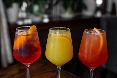 Aperitif narenciye dilimlerinden yapılan ferahlatıcı bir limonata karışımıdır. Şerbetli, gazlı ve buzlu içecek..