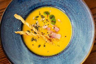 Mevsimlik sebzelerden oluşan Avrupa Akdeniz salatası. Domates salatası, salatalık ve zeytinyağlı taze otlar. Kavram menüsü