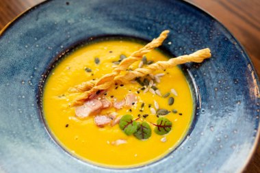 Mevsimlik sebzelerden oluşan Avrupa Akdeniz salatası. Domates salatası, salatalık ve zeytinyağlı taze otlar. Kavram menüsü