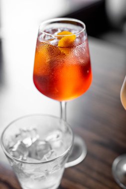 Aperitif narenciye dilimlerinden yapılan ferahlatıcı bir limonata karışımıdır. Şerbetli, gazlı ve buzlu içecek..