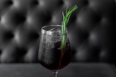 Aperitif narenciye dilimlerinden yapılan ferahlatıcı bir limonata karışımıdır. Şerbetli, gazlı ve buzlu içecek..