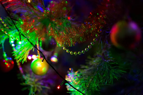 Χριστουγεννιάτικα Αφρώδη Παιχνίδια Φωτισμό Διακοσμητικά Παιχνίδια Στο Χριστουγεννιάτικο Δέντρο Έννοια — Φωτογραφία Αρχείου