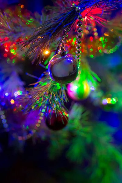 Vánoční Třpytivé Hračky Osvětlením Dekorativní Hračky Vánoční Stromeček Koncept Vánoce — Stock fotografie
