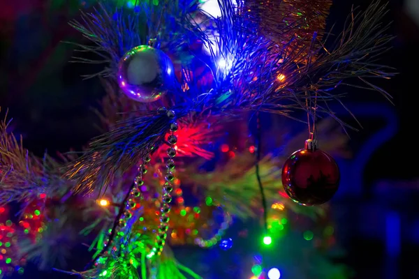 Χριστουγεννιάτικα Αφρώδη Παιχνίδια Φωτισμό Διακοσμητικά Παιχνίδια Στο Χριστουγεννιάτικο Δέντρο Έννοια — Φωτογραφία Αρχείου
