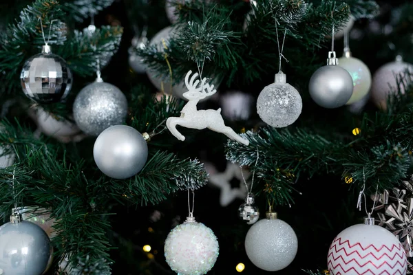 Árbol Navidad Decorado Con Hermosos Globos Cintas Abeto Artificial Con —  Fotos de Stock