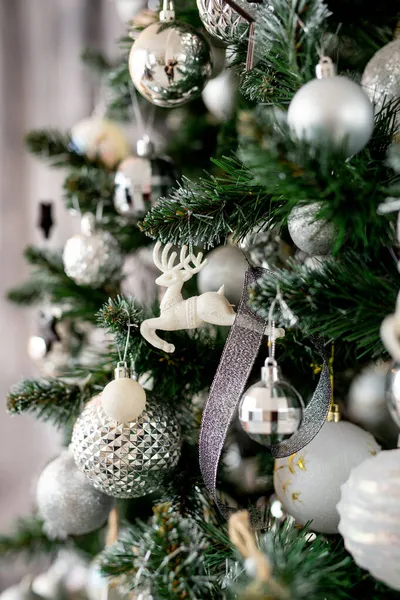 Árbol Navidad Decorado Con Hermosos Globos Cintas Abeto Artificial Con —  Fotos de Stock