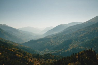 Uçurumlara bakan dağlarda sonbahar manzarası ve sıcak bir gün. Vadinin dağlık alanının panoramik manzarası. konsept seyahat.