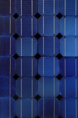 Güneş enerjisini koruyan güneş pili, enerjinin akıma dönüşmesi. Yüksek voltaj. Beyaz arka planda izole edin. konsept ekolojidir