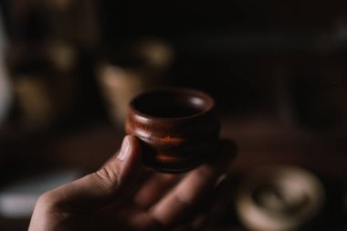 Erkeklerin elinde çömlek ürünü var. Çamurdan yapılmış küçük bir kap. Çömlek ustasının atölyesi. konsept elle yapılan bir hobi.