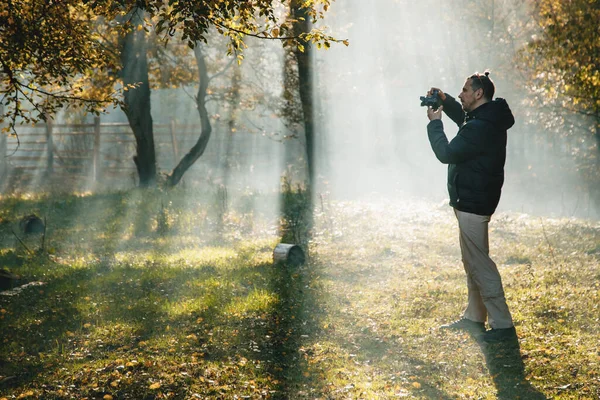 Photographer Takes Pictures Autumn Landscape Early Morning Fog Rays Sun — Stock Photo, Image