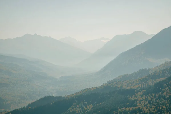 Kayalıklara Bakan Dağlarda Sonbahar Manzarası Sıcak Bir Gün Ile Çapraz — Stok fotoğraf
