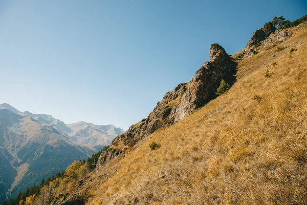 暖かい日と崖を見下ろす山の中で秋の風景 図の構成 コンセプトは旅行です — ストック写真