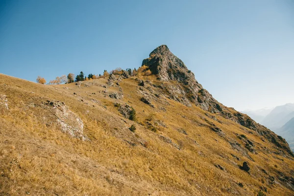 Kayalıklara Bakan Dağlarda Sonbahar Manzarası Sıcak Bir Gün Ile Çapraz — Stok fotoğraf