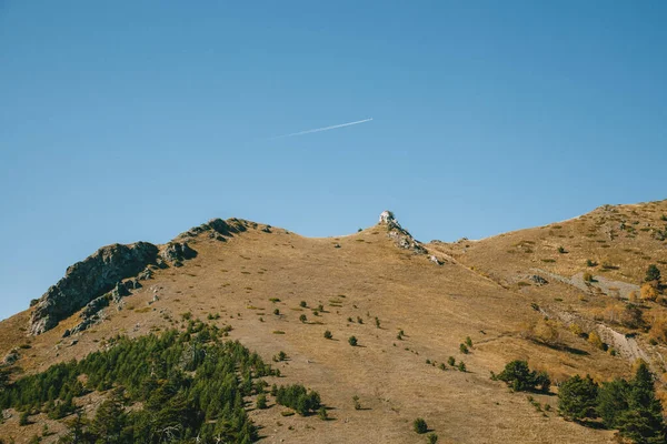 暖かい日と崖を見下ろす山の中で秋の風景 谷の山岳地帯のパノラマビュー コンセプトは旅行です — ストック写真